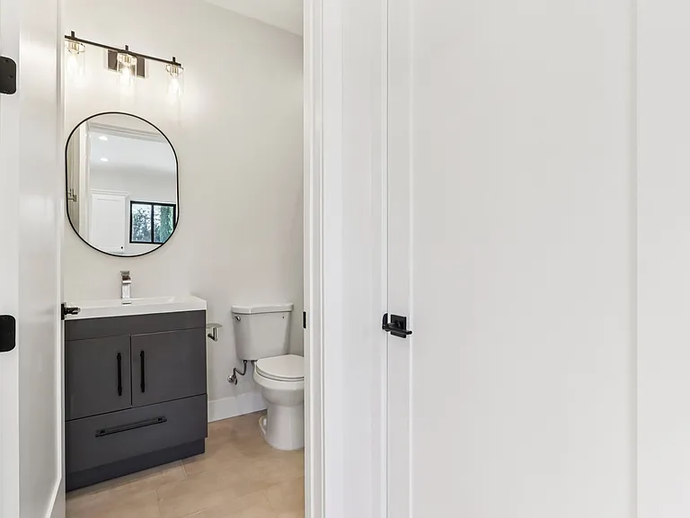 8008 Lloyd Ave — Photo 7