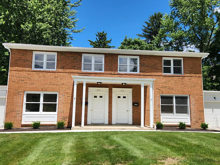 210 E North St — Photo 1