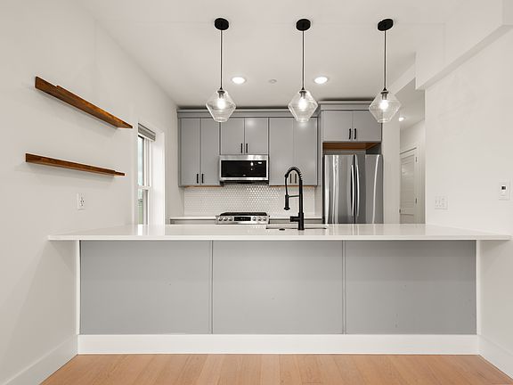 5th image of 208 Spencer Ave #8