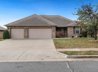 5667 S Winsor Dr, Battlefield, MO 65619