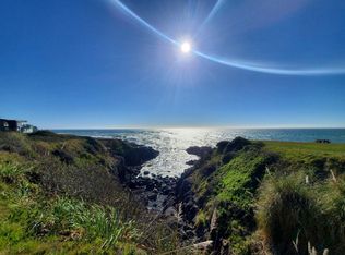 680 Lower Pacific Dr, Whitethorn, CA 95589