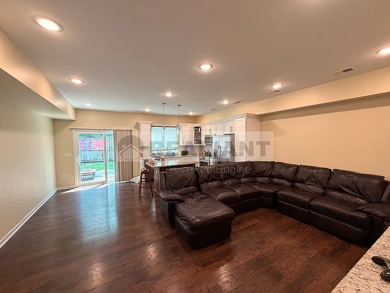 438 Kenton St — Photo 8