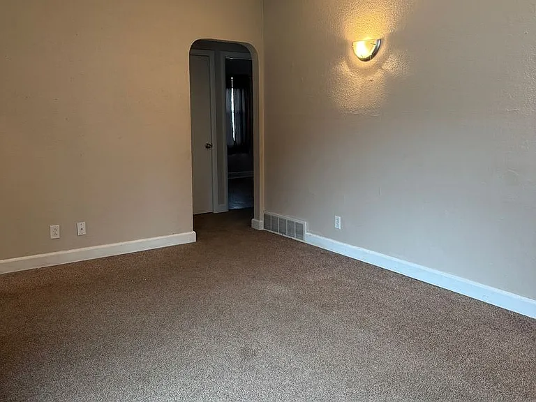 421 23rd Ave E — Photo 3