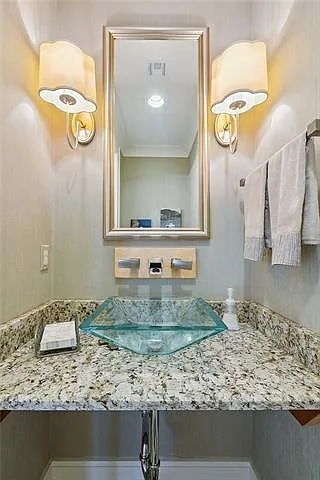 700 Cottage Ln — Photo 8