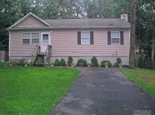 12 Canarsie Trl, Ridge, NY 11961