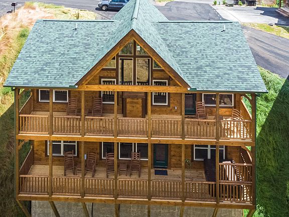 3rd image of 1124 Greenbriar Village Ln