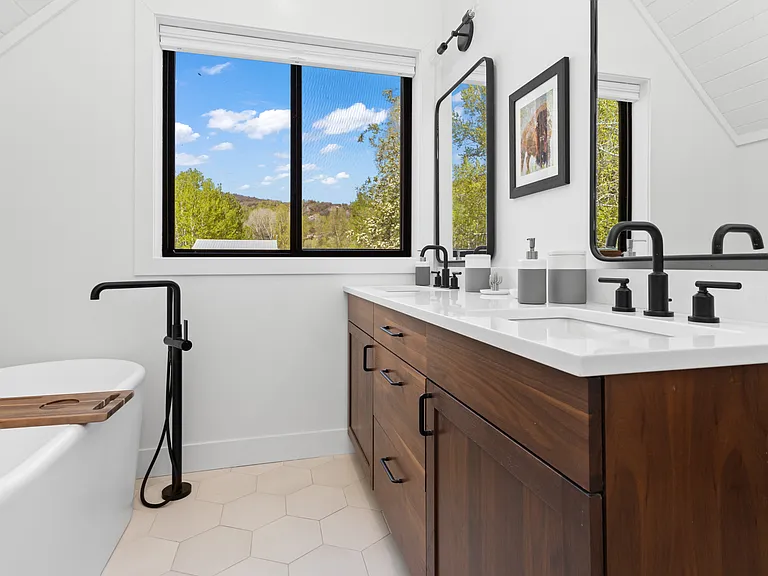 Upstairs master en-suite bathroom