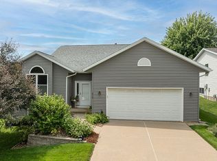 3712 Knight Dr SW, Cedar Rapids, IA 52404