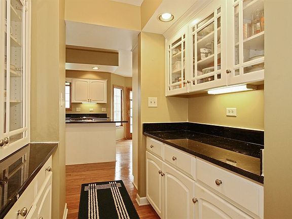 4th image of 2922 Carmel Dr