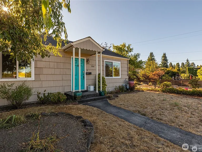 8601 36th Ave SW — Photo 1