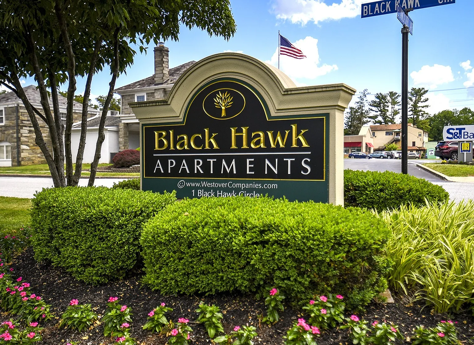 Black Hawk Apartments — Photo 2
