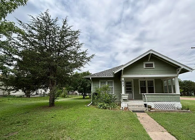 823 College Ave — Photo 1
