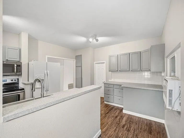 1123 E Indiana Ave — Photo 16