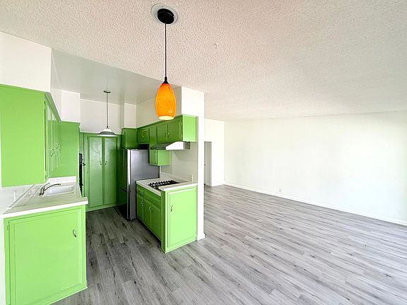 3rd image of 828 4th St APT 303