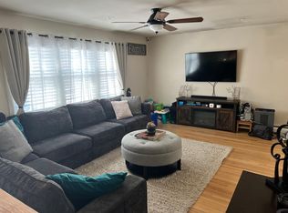 35 Granada Pkwy, Lindenhurst, NY 11757