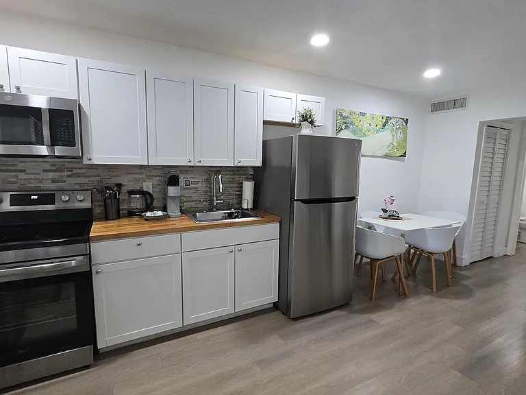 704 NE 8th St #10 — Photo 3