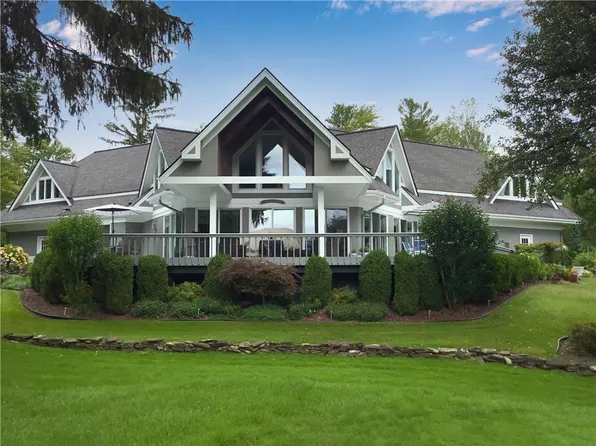 5566 Vardon Dr, Canandaigua, NY 14424