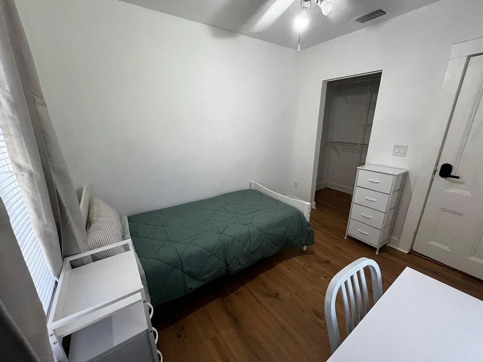 4 bed, 1.0 bath, 1200 sqft, $802 — Photo 2