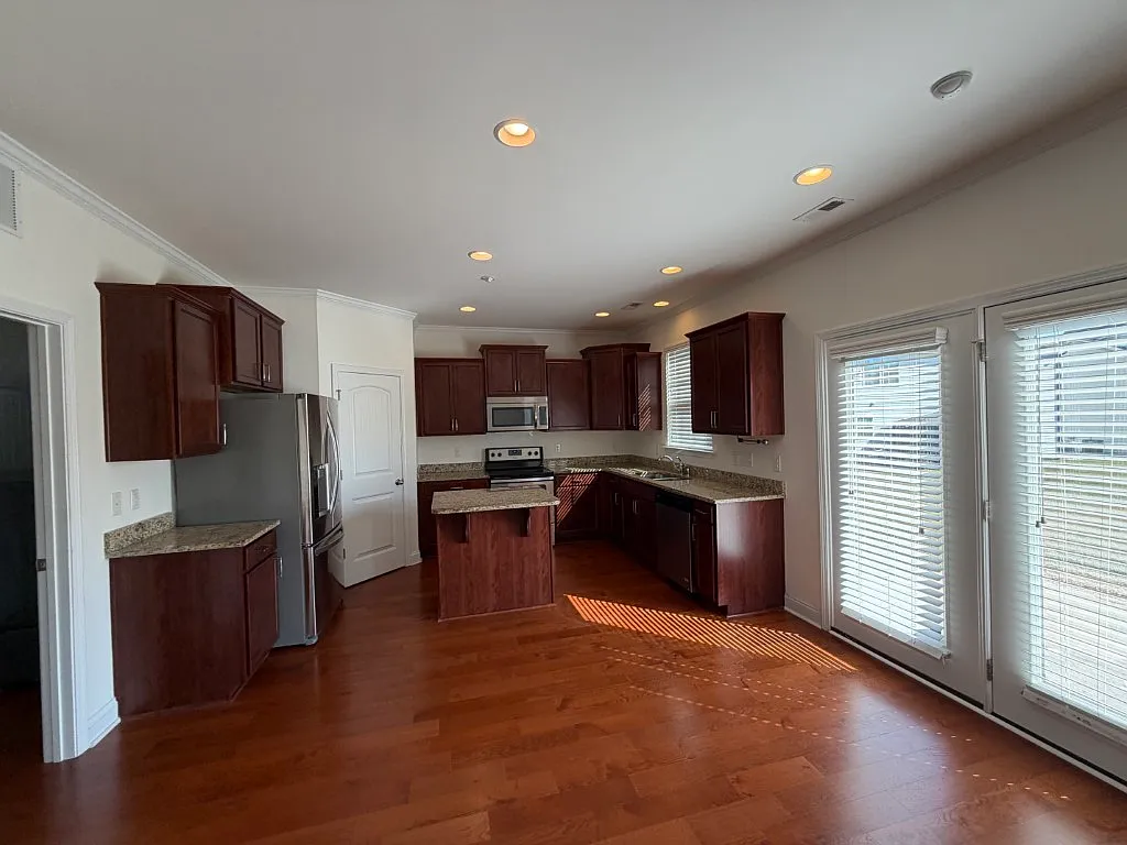 3 bed, 2.5 bath, 2320 sqft, $2,000 — Photo 4