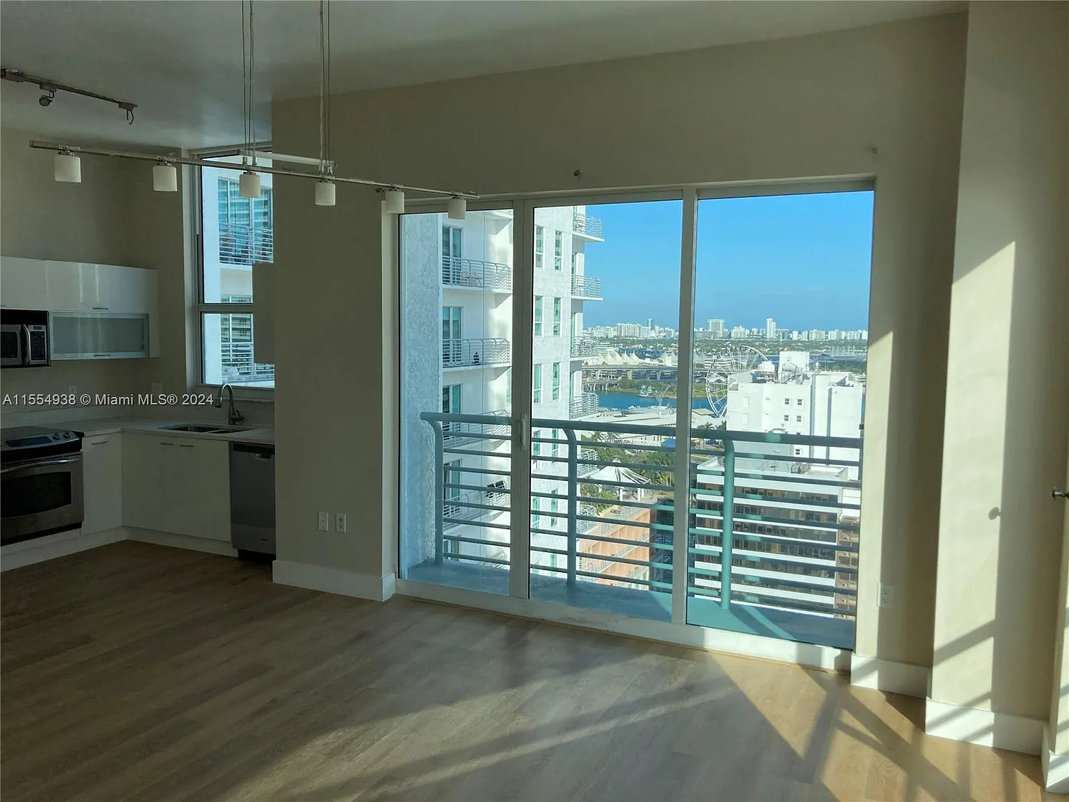 2 bed, 1036 sqft, $3,250 — Photo 4