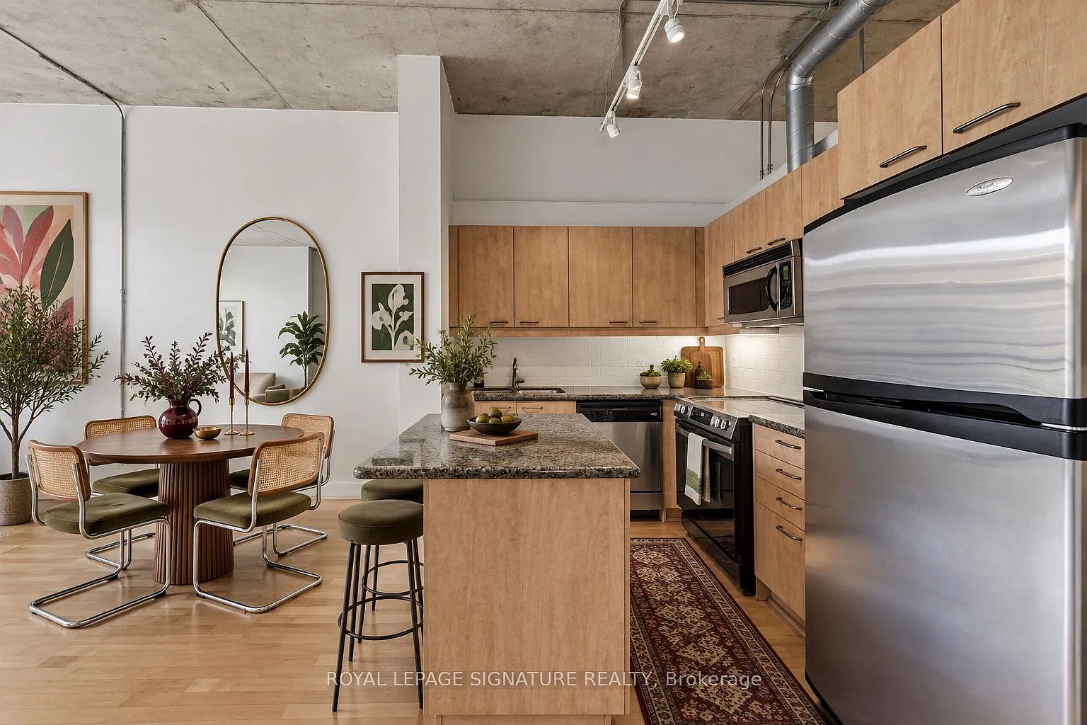 955 Queen St W — Photo 3