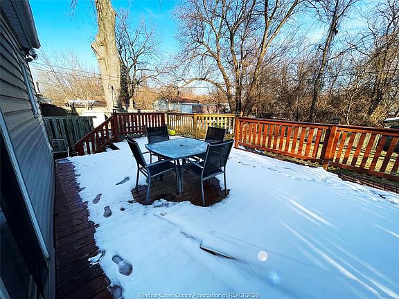 4th image of 3773 Peter St