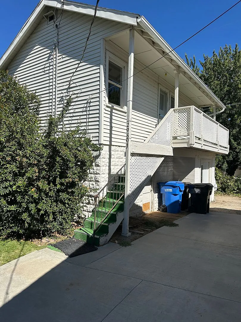 One bedroom, one bath, balcony and great views! — Photo 1