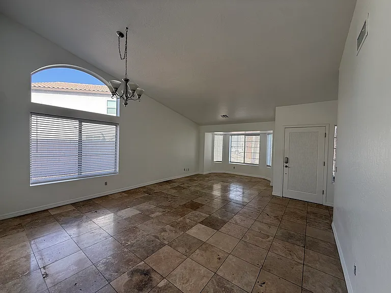 678 N Sunway Dr — Photo 2