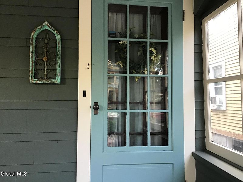 4th image of 72 Woodlawn Avenue