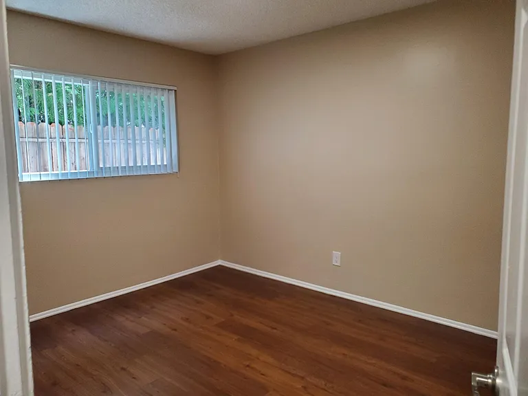 Tustin Garden Apartments — Photo 28