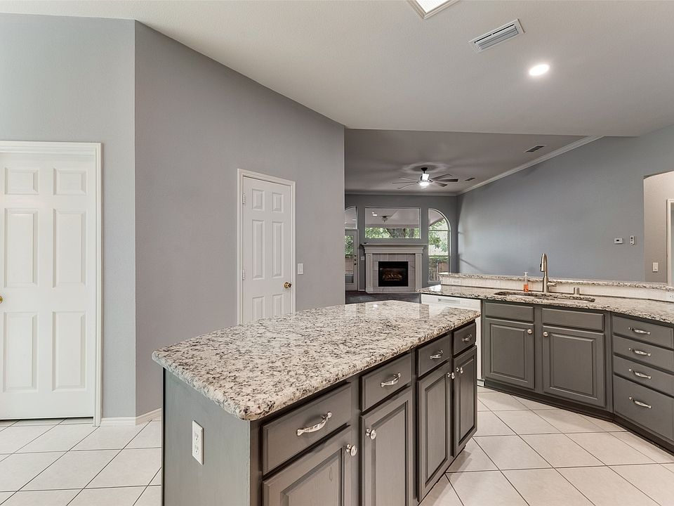 1st image of 828 Abbots Ln