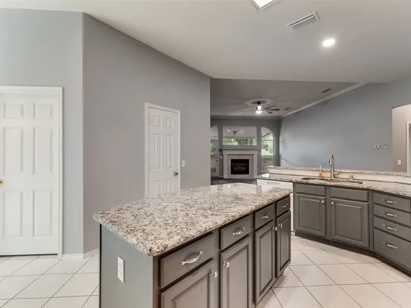 828 Abbots Ln, Denton, TX 76205