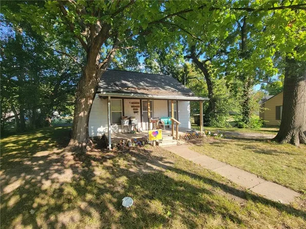 825 S Locust St, Ottawa, KS 66067