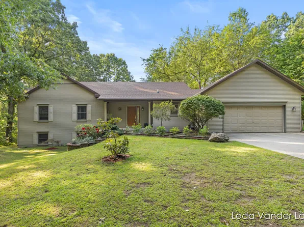 9520 Hidden Bluff Dr NE, Rockford, MI 49341