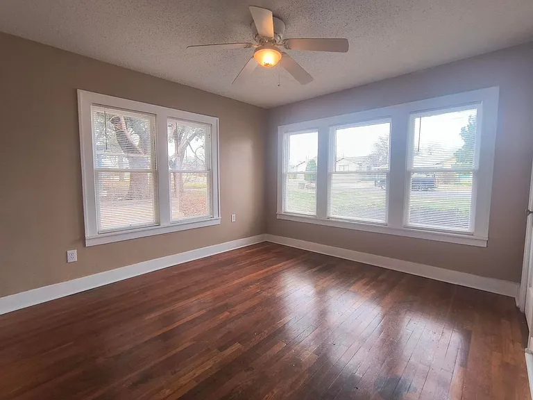 2425 Waco St — Photo 6