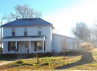 210 N Locust St, Patoka, IL 62875