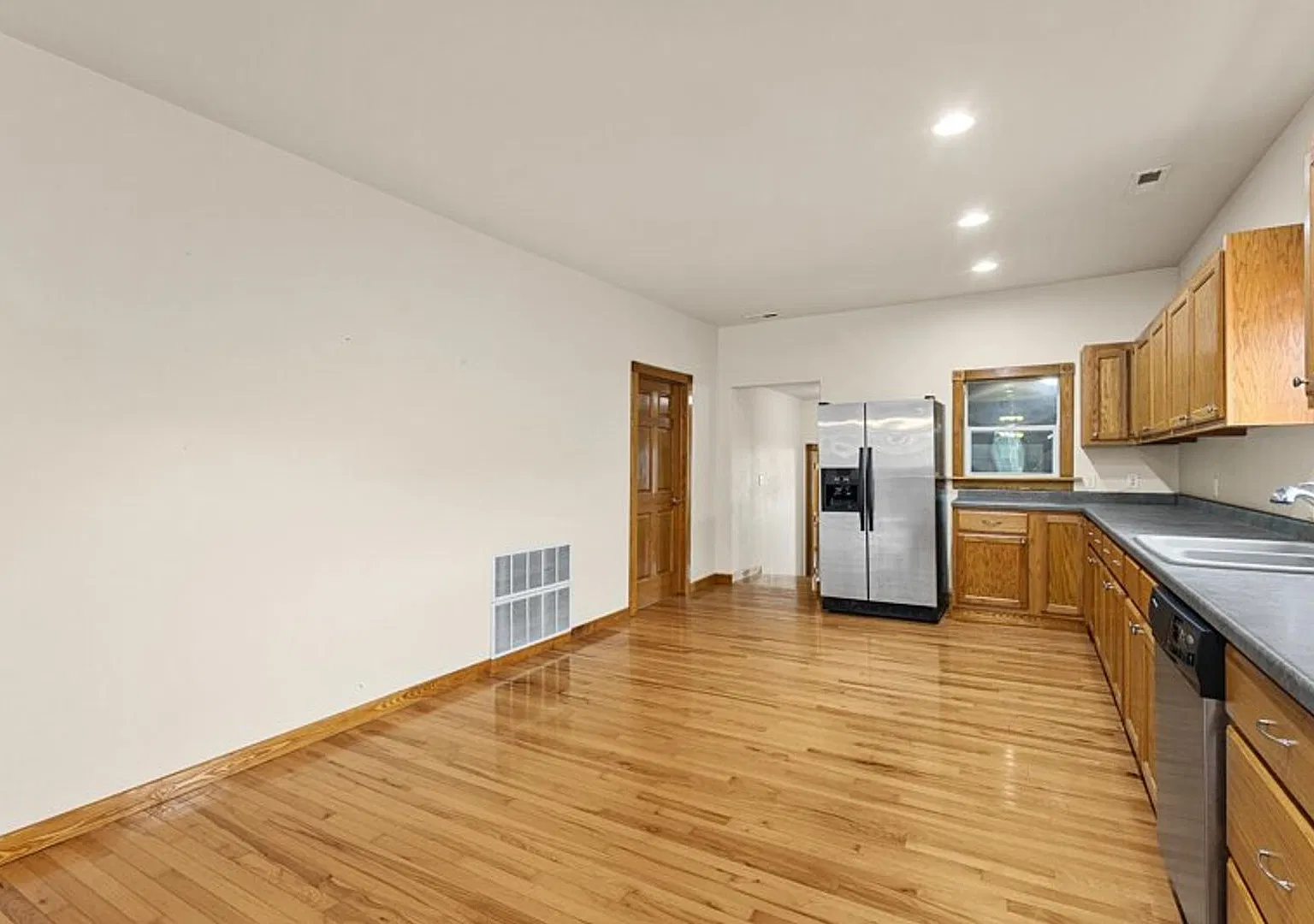 Water Included! Spacious 2 Bedroom, 2 Bathroom Upper Apartment with 2-Stall Garage — Photo 4