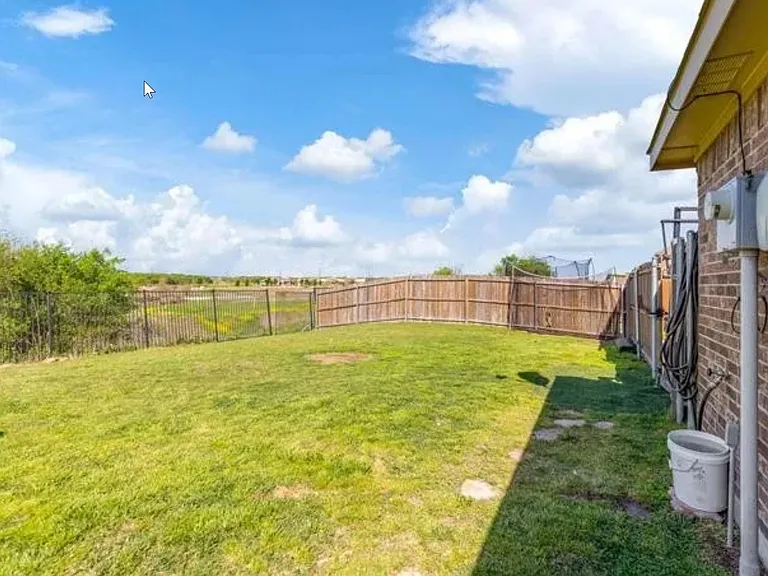 1052 Lufkin Ln — Photo 5
