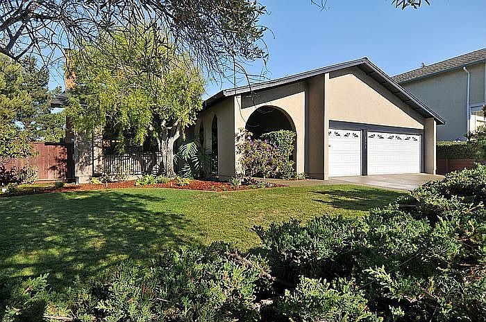 2576 Hallmark Drive in Upper Hallmark