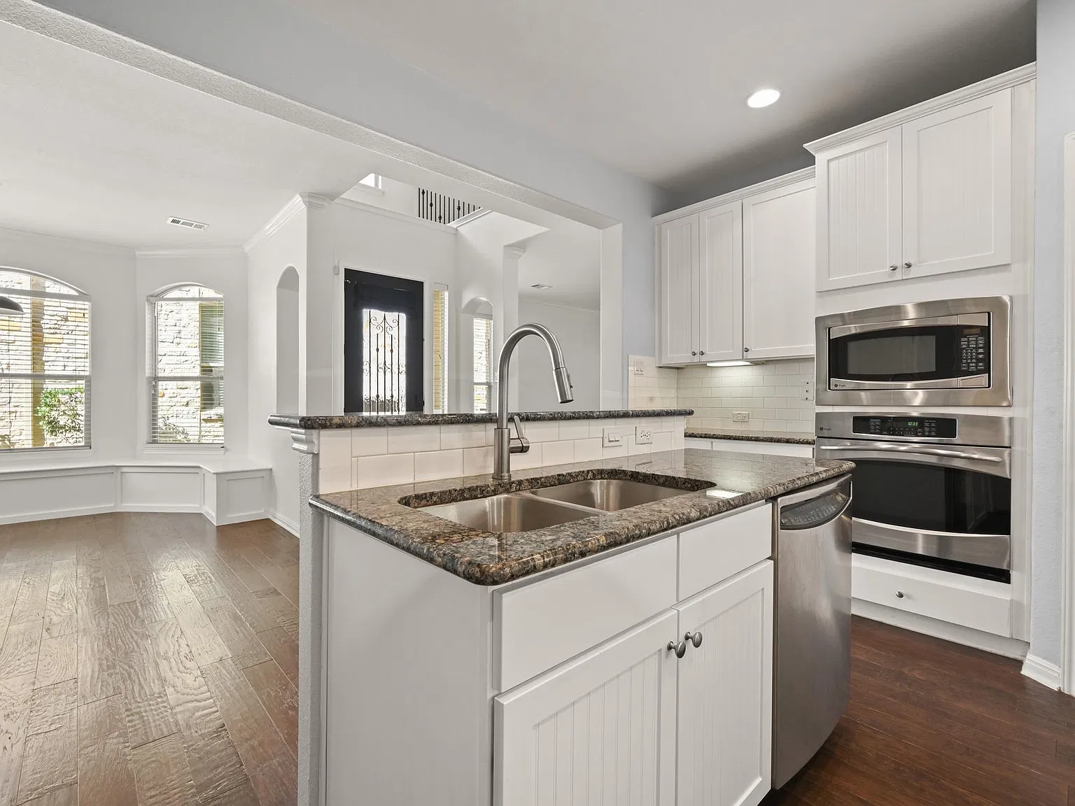 4 bed, 2.5 bath, 2429 sqft, $3,200 — Photo 4