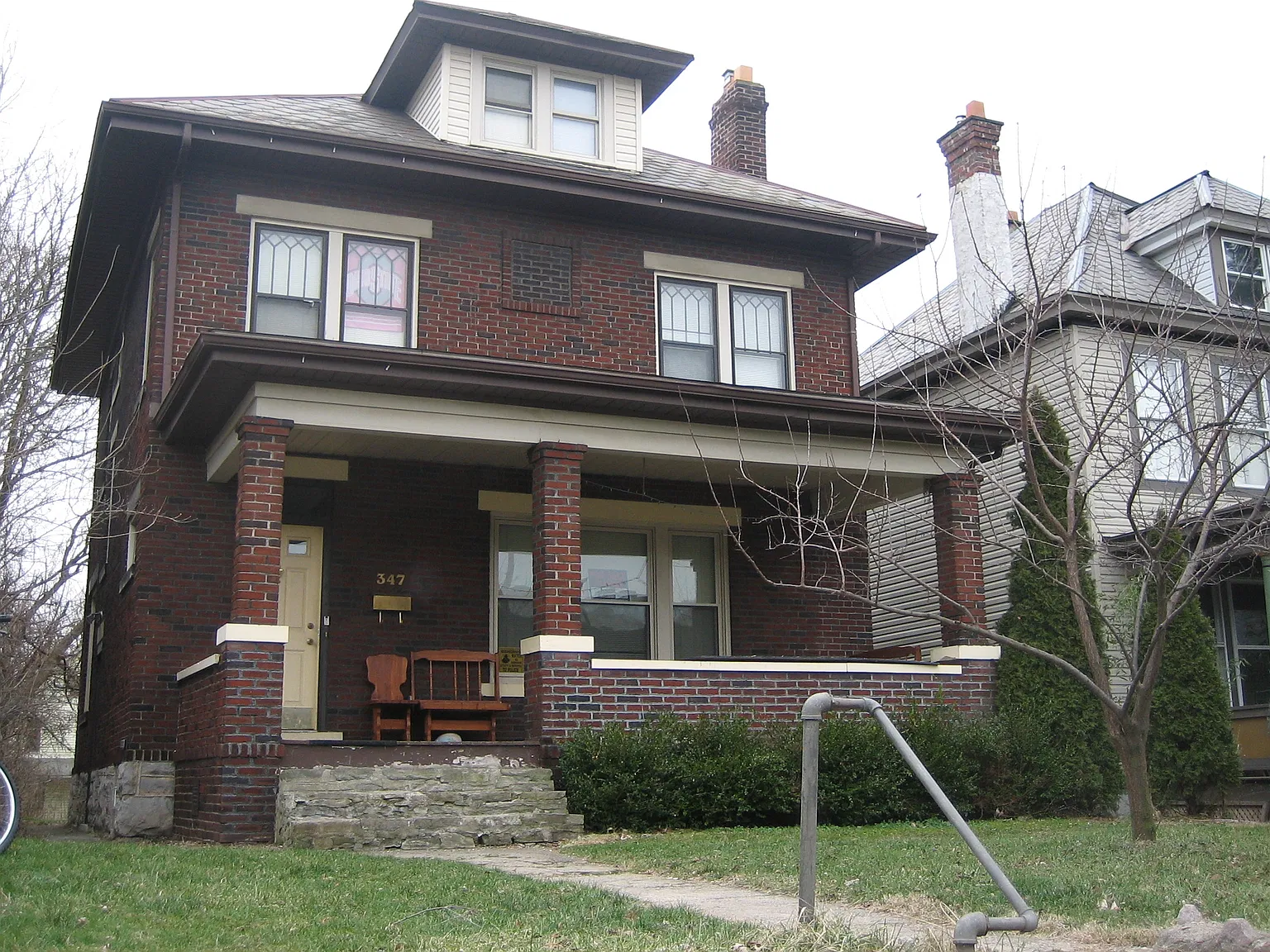 5 bed, 2.5 bath, 2340 sqft, $2,500 — Photo 2