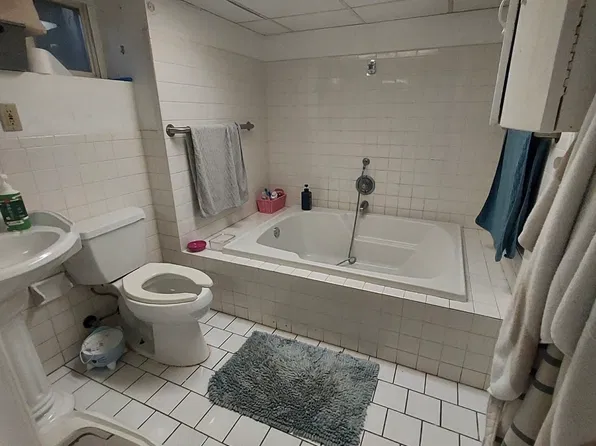100-15 203rd St, Hollis, NY 11423