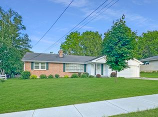 1853 Ridge Dr, Freeport, IL 61032