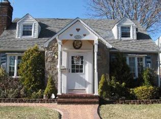380 1st St, Mineola, NY 11501