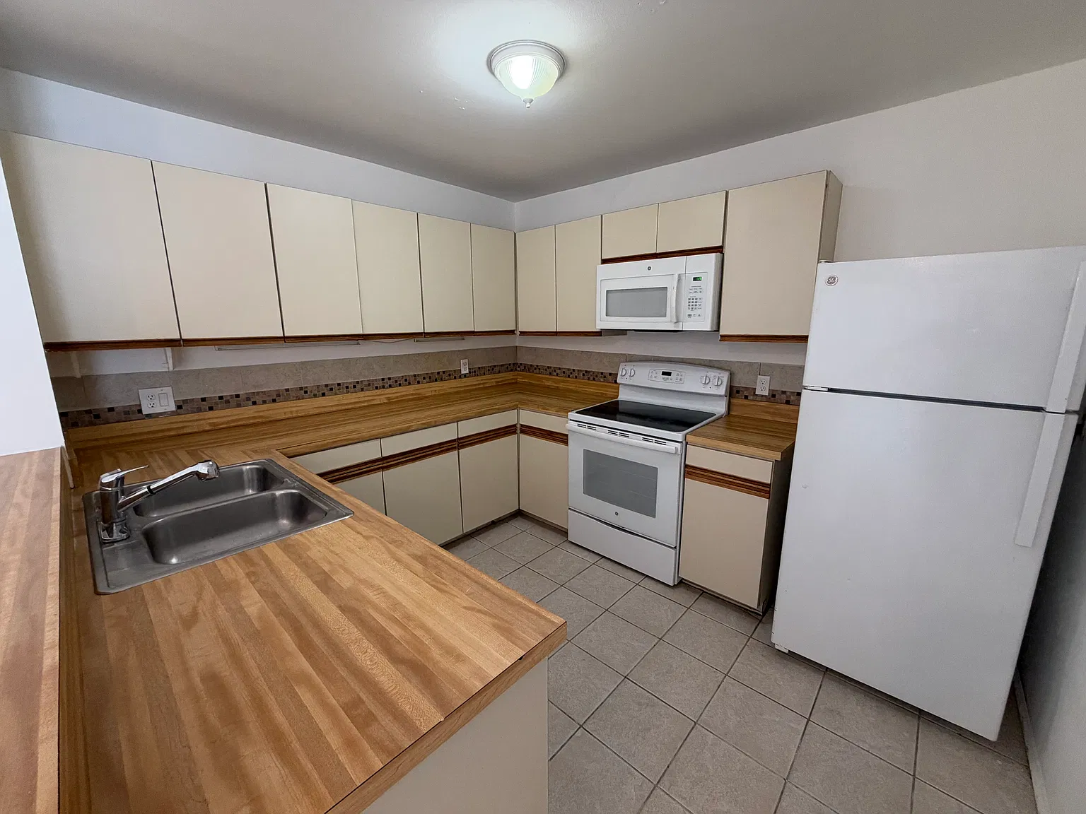 2 bed, 1.5 bath, 1071 sqft, $1,575 — Photo 2