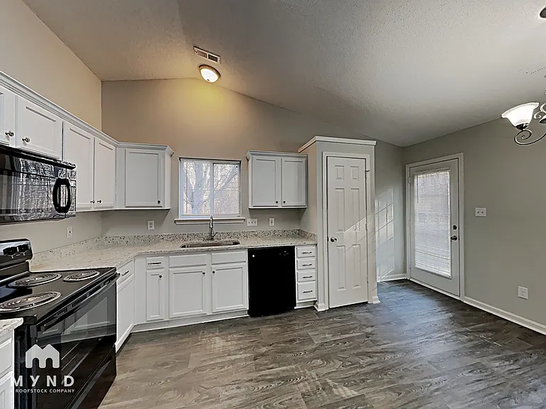6902 Kentucky Derby Dr — Photo 3