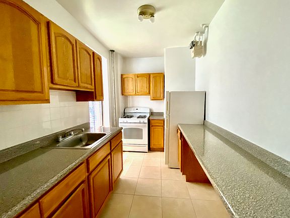 4th image of 585 Isham St Floor 1