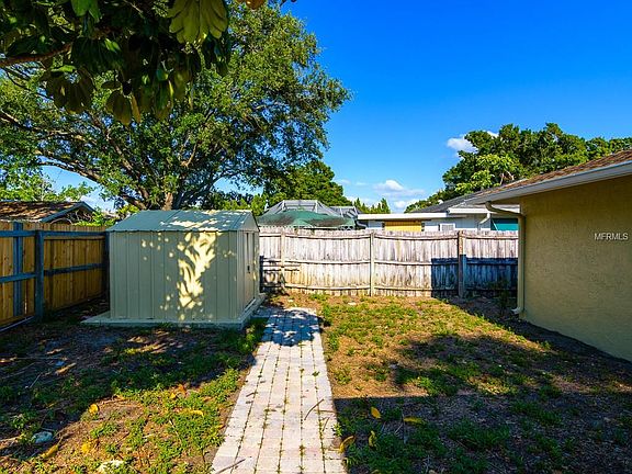5th image of 6993 Aberfeldy Ave N