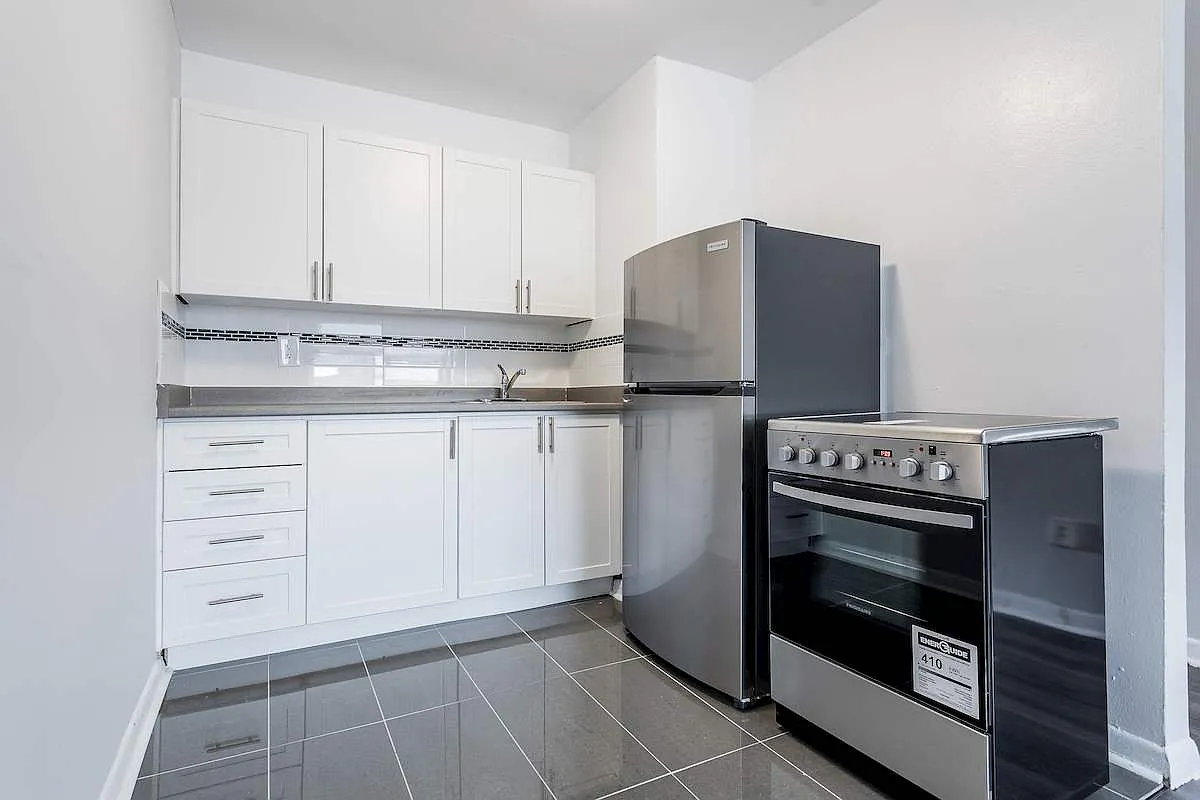 Islington Apartments — Photo 1