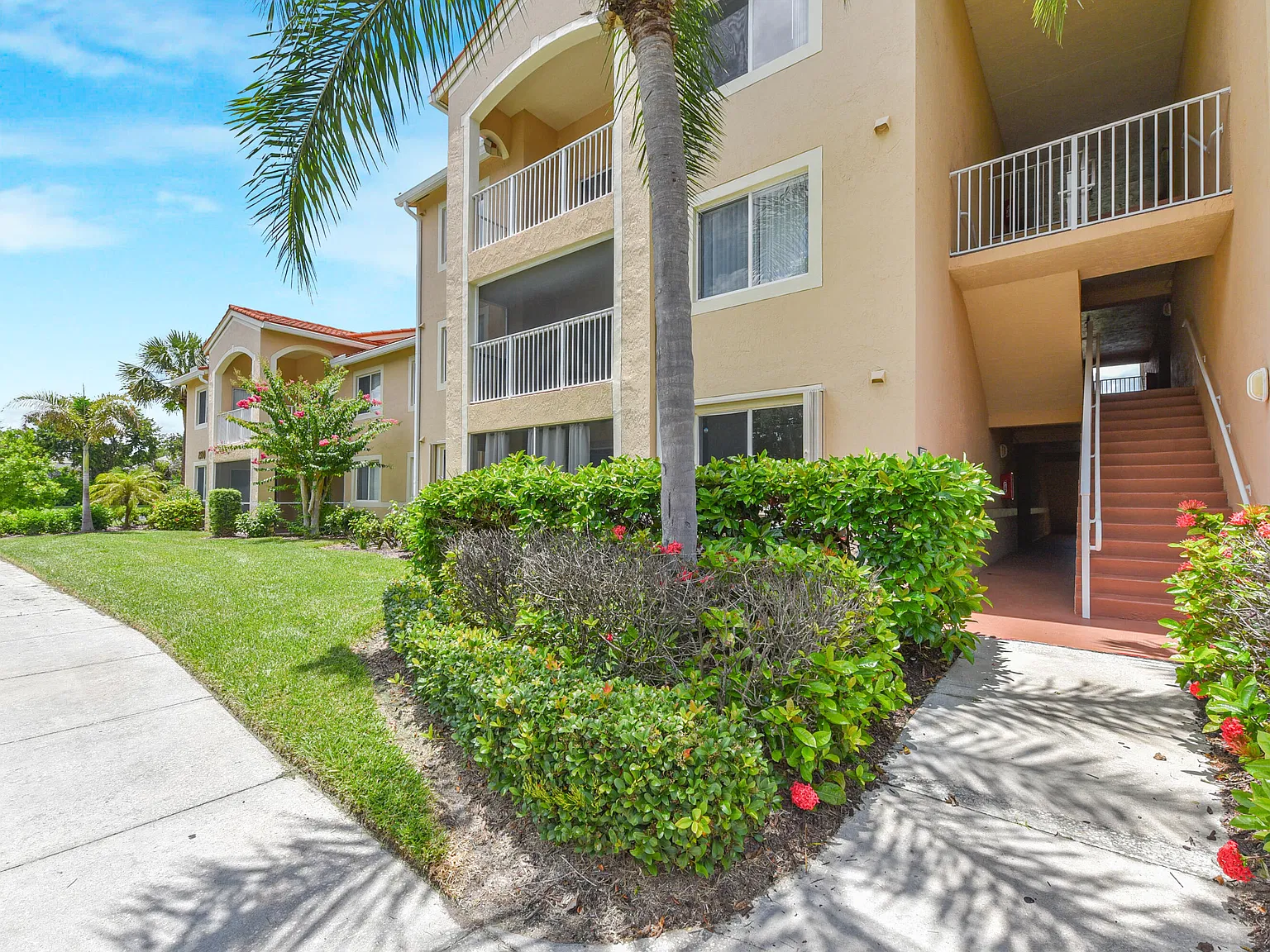 1590 S 42nd Cir — Photo 3